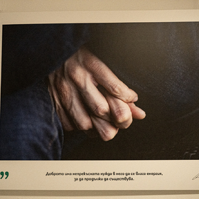 photo-hands_280x280_crop_478b24840a